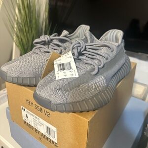 Yeezy Boost 350 V2